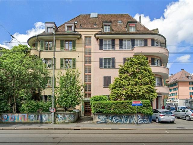 CHARMANTE 3.5 ZIMMER DACHWOHNUNG AUF ZWEI ETAGEN MITTEN IN BERN