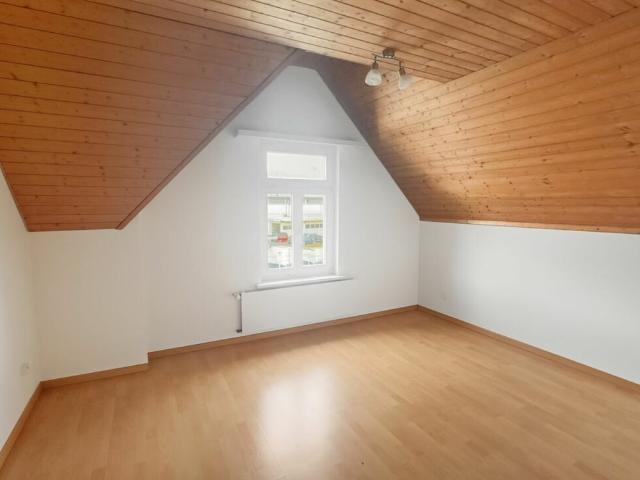 Charmante 3 Zimmer Dachwohnung an zentraler Lage in Schwarzenbach zu vermieten