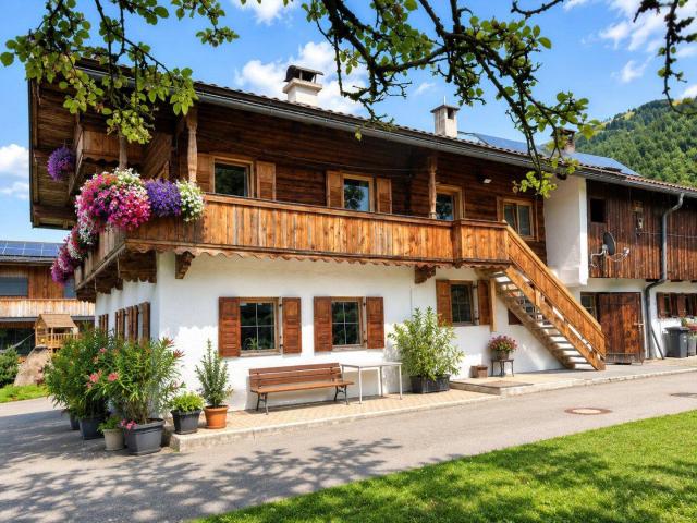 Charmante 3 Zimmer Wohnung im traditionellen Tiroler Bauernhaus – wo Charme auf Sport und Natur trifft