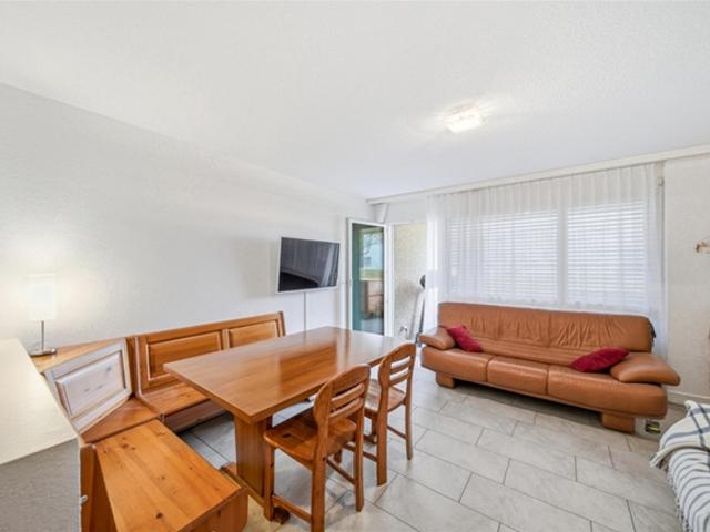 CHARMANTE 2.5 ZIMMER WOHNUNG MIT WINTERGARTEN UND GRÜNLAGE