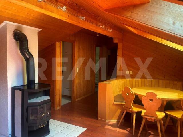 Charmante 2.5 Zimmer Dachwohnung mit viel Holz und Kaminofen in Domat/Ems