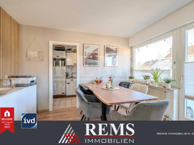 Charmante 2,5 Zimmer Etagenwohnung mit EBK, sonnigem Balkon und Tiefgaragenstellplatz