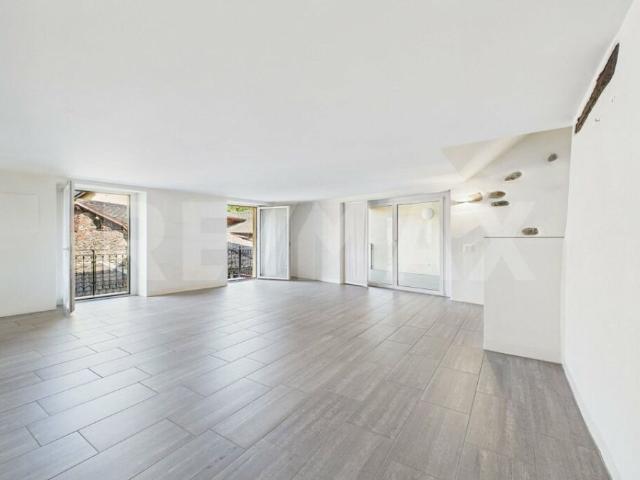 Charmante 2 ½ Zimmerwohnung mit 83 m² in Ponte Tresa  Stilvoll renoviert mit Panoramaterrasse