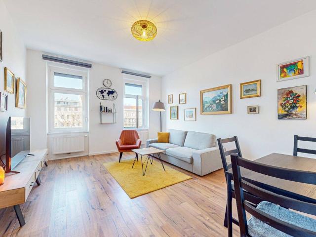 CHARMANTE 2 ZIMMERWOHNUNG IN U BAHN NÄHE | NEU RENOVIERT