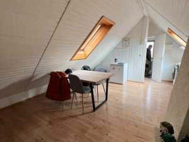 Charmante 2 Zimmer Dachgeschosswohnung zentral & ab sofort verf