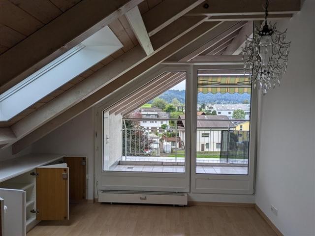 Charmante 2 Zimmer Dachwohnung mit Balkon zu vermieten