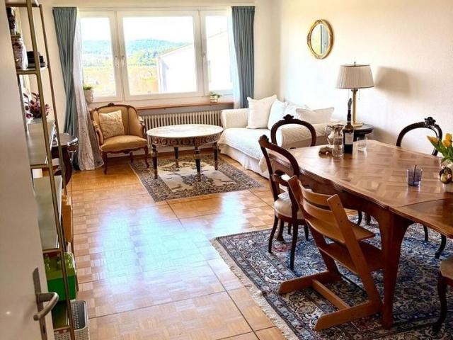 Charmante 4.5 Zimmer Wohnung mit Cheminée und Balkon