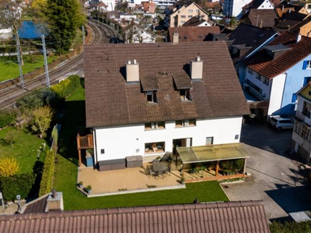 Charmante 4.5 Zimmer Wohnung mit Cheminée & hohen Decken Mit individuellem Modernisierungsprojekt