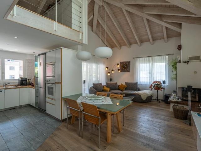 Charmante 4.5 Zimmer Dachwohnung mit Galerie und Bergsicht
