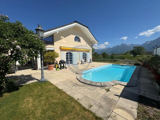 CHARMANTE 6,5 ZIMMER FREISTEHENDE VILLA MIT POOL UND GROSSEM GRUNDSTÜCK