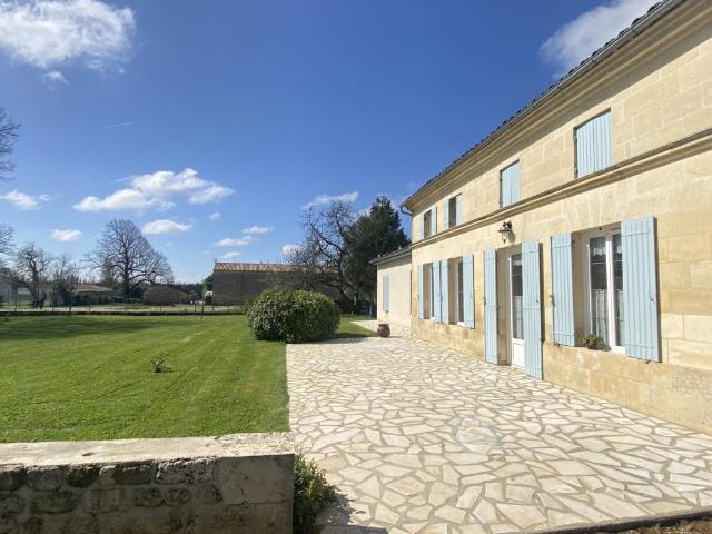 Charmante charentaise avec piscine à la campagne