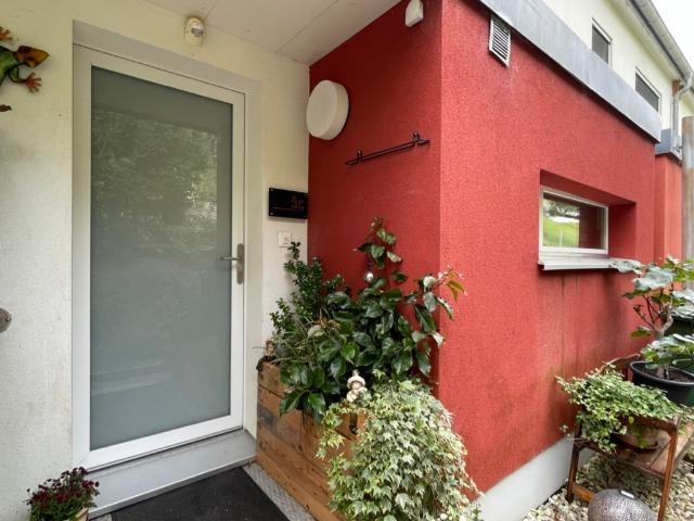 Charmante angrenzende 4.5 Zimmer Villa mit Terrasse und Garten