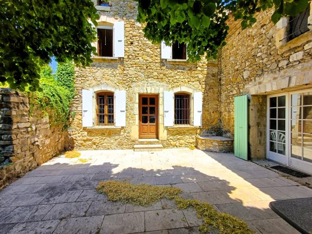 Charmante bâtisse en pierres 173 m2, garage, terrain 3360 m2. 173m² La Laupie