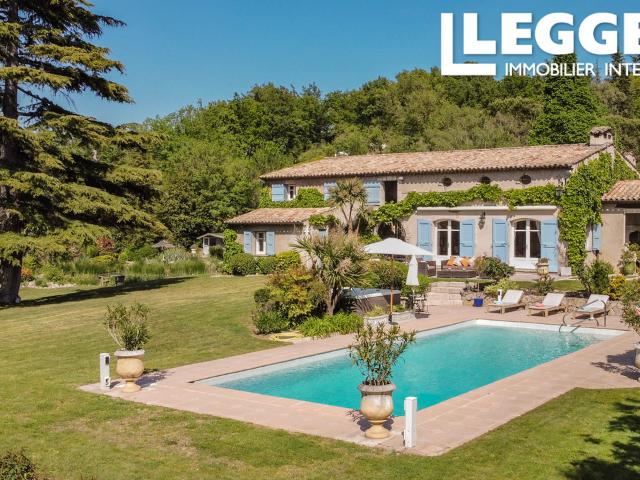 Charmante bastide de 6 chambres au cœur d’un domaine sécurisé, offrant jardins et un agréable espace piscine