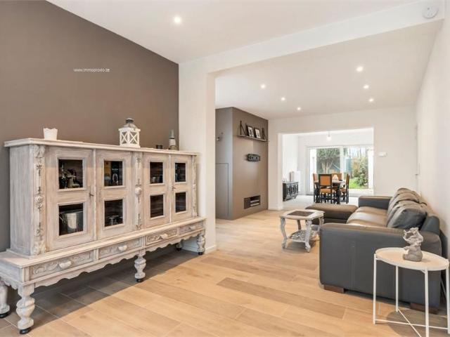 Charmante gerenoveerde woning met ruime garage & magazijn