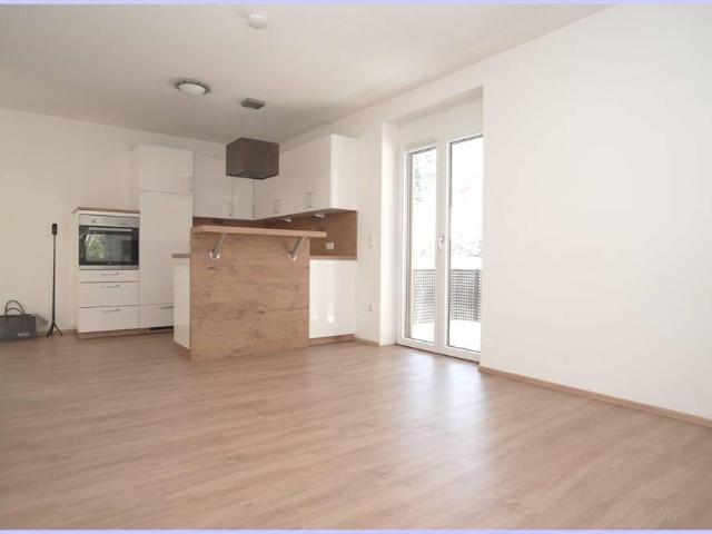 Charmante großzügige Wohnung, offener Wohn Kochbereich, 1 Schlafzimmer, AR Bad, Balkon, Parkplatz