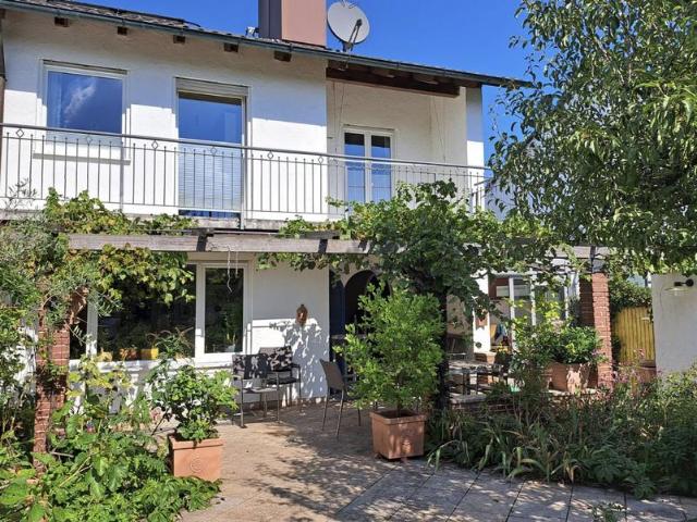 Charmante Doppelhaushälfte mit Wintergarten und großem Garten