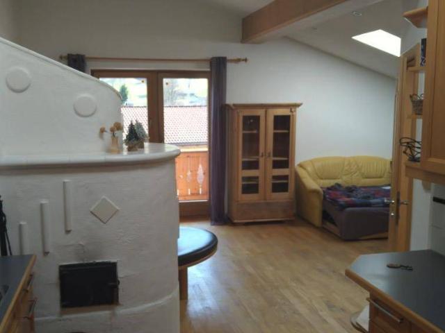 Charmante Dachgeschoss Wohnung mit Bergblick. komplett möbliert