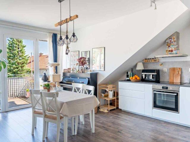Charmante Dachgeschosswohnung mit großem Balkon und neu saniertem Bad