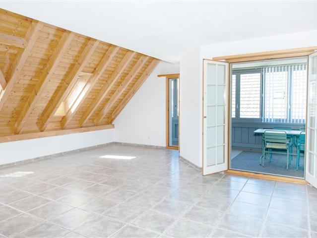 Charmante Dachwohnung im Dorfzentrum
