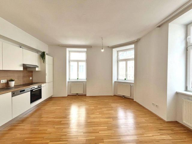 Charmante Eckwohnung in saniertem Altbau Erstklassige Infrastruktur!