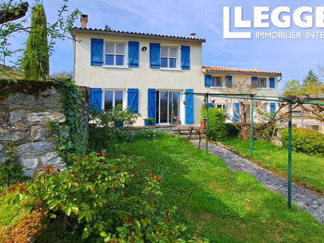 Charmante et élégante maison de trois chambres avec vue et emplacement totalement privé à Tillou
