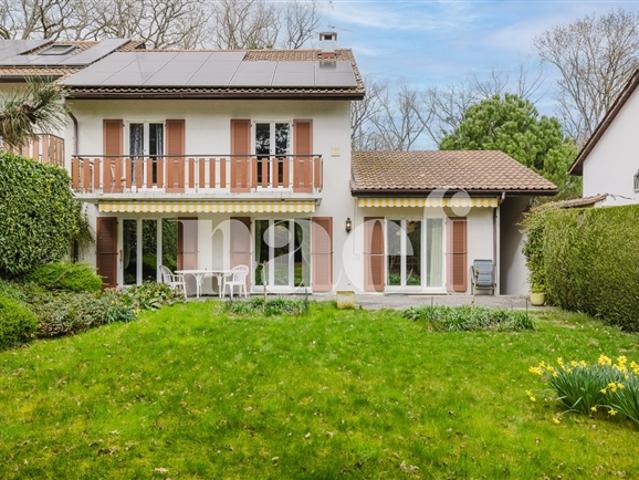 Charmante Familienvilla mit privatem Garten in grüner Umgebung