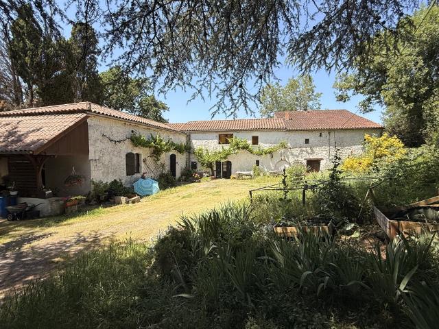 Charmante fermette à la campagne Cadre paisible et verdoyant 110m² Frespech