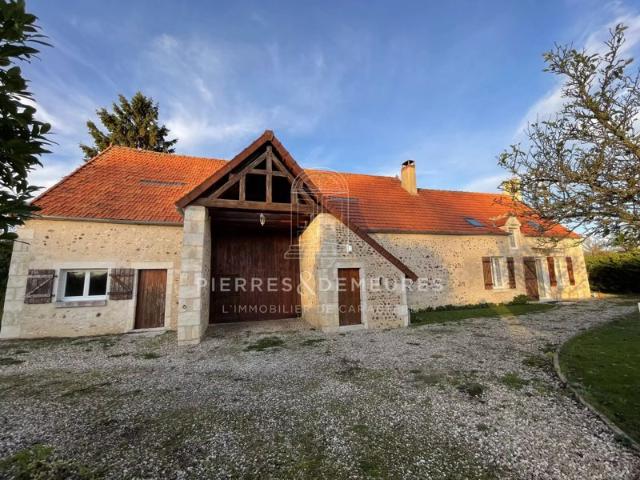 CHARMANTE FERMETTE AVEC GRANGE A AUVENT