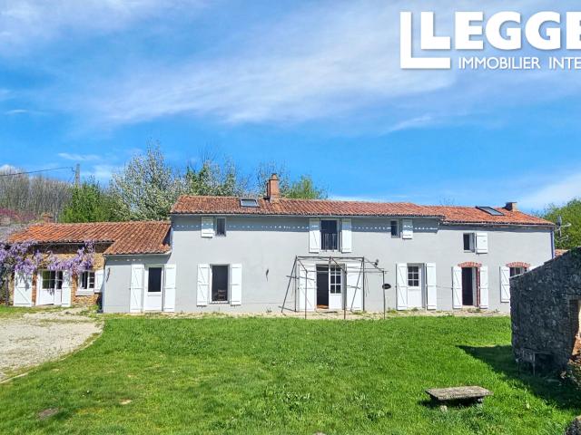 Charmante fermette typique de Pouzauges – 200 m², 3 chambres, dépendances, piscine sur 1 ha de terrain