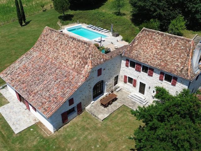 Charmante ferme béarnaise avec maison d'amis, piscine et vue. 288m² Orriule