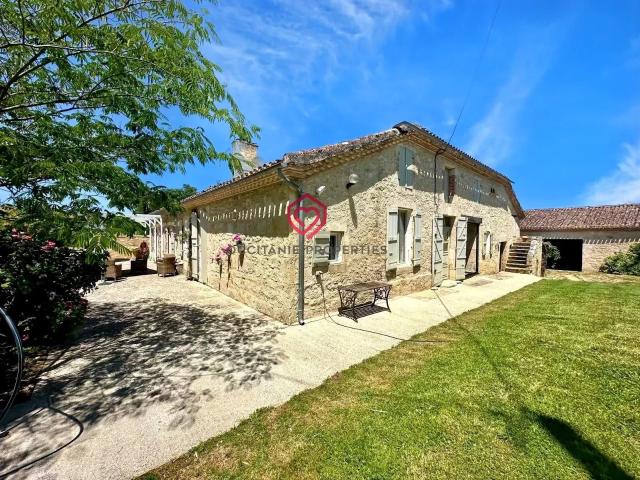 Charmante ferme gasconne de plain pied avec piscine et intim. 189m² Miradoux