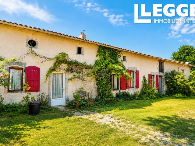 Charmante ferme de caractère de 8 chambres avec un grand potentiel de gîte, des jardins privés et une piscine