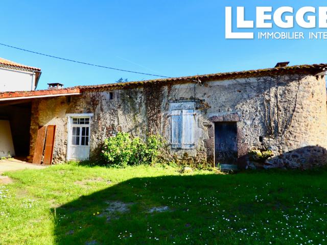 Charmante ferme en pierre à rénover dans un hameau tranquille près de la frontière Charente/Dordogne  grange