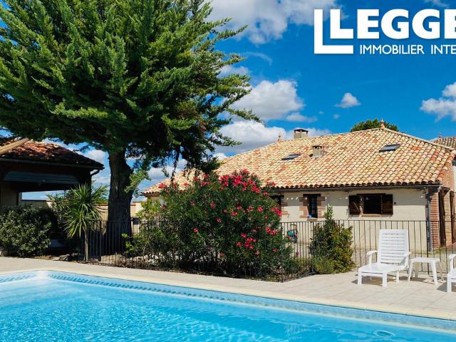 Charmante ferme en pierre du XIXe siècle avec piscine chauffée, jardins paysagers et vues panoramiques sur la