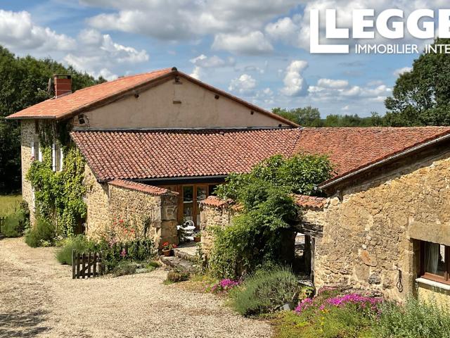 Charmante ferme française de 4 ch avec atelier, gîte d'une ch et piscine, le tout dans un cadre magnifique