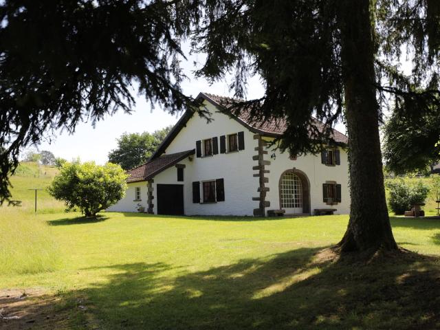 Charmante ferme traditionnelle dans un cadre rural idyllique. 14040m² Mélisey