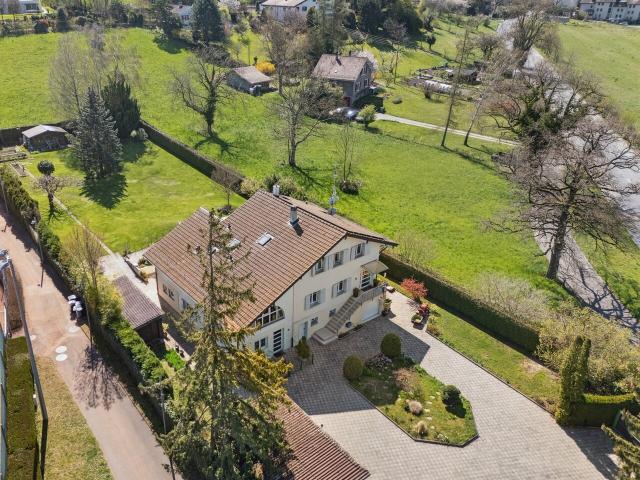 Charmante freistehende Villa auf großem Grundstück