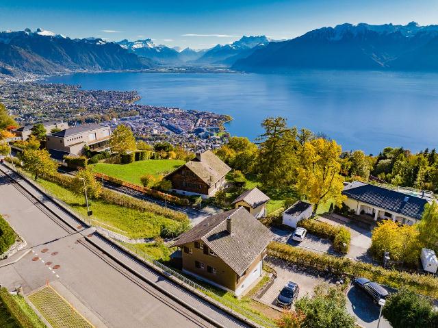 Charmante freistehende Villa komplett renoviert mit Panoramablick auf den See