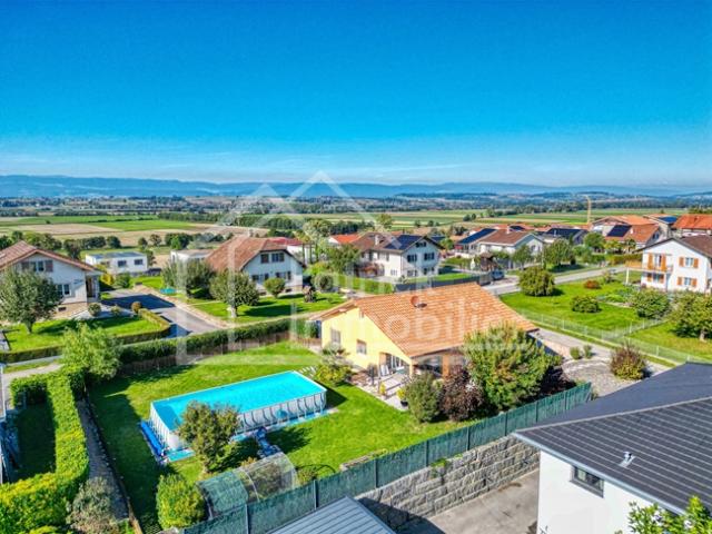 Charmante, freistehende 5.5 Zimmer Villa mit grossem Garten und Pool