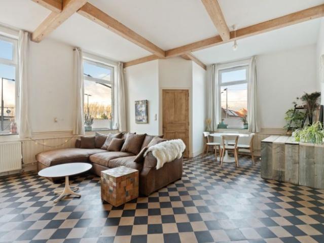 Charmante hoekwoning in bosrijke omgeving met grote tuin.