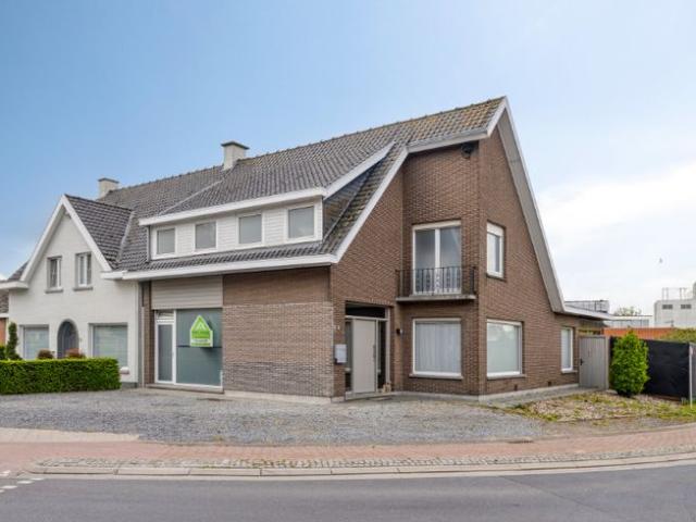 Vernieuwde halfopen woning met loods en grote tuin