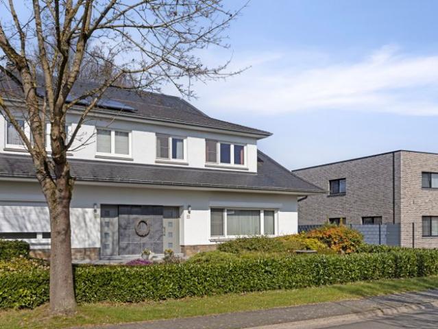 Charmante halfopen woning in rustige en residentiële omge.