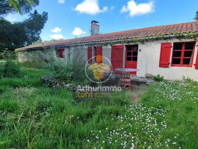 Charmante longère atypique en pierre de 107m² avec piscine et dépendances