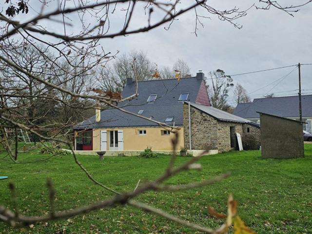 Charmante longère en pierre – 1 500 m² de terrain et dépend