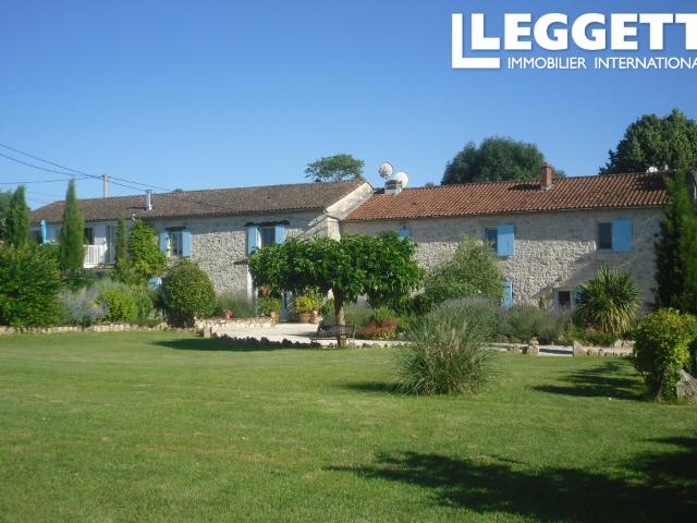 Charmante longère en pierre, caché au bout d' un village, avec piscine, gite et belle pointe de vue