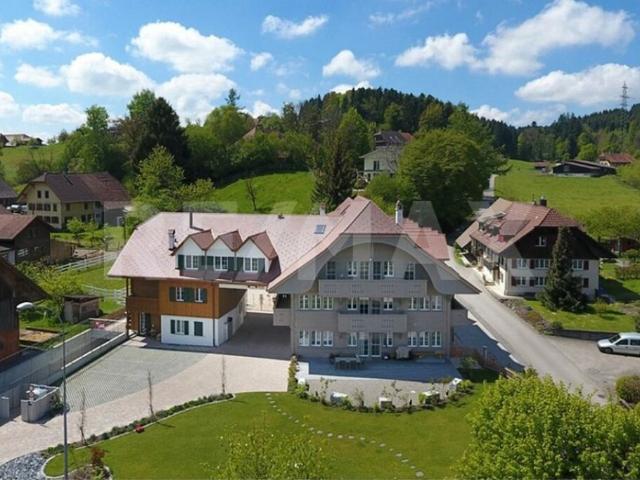 Charmante Liegenschaft mit 7 Wohnungen, 4 Pferdeboxen mit Auslauf, und luxuriösem Wellness Refugium