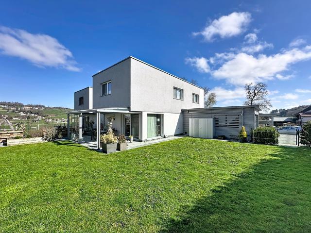 Charmante moderne Familienvilla mit Garten
