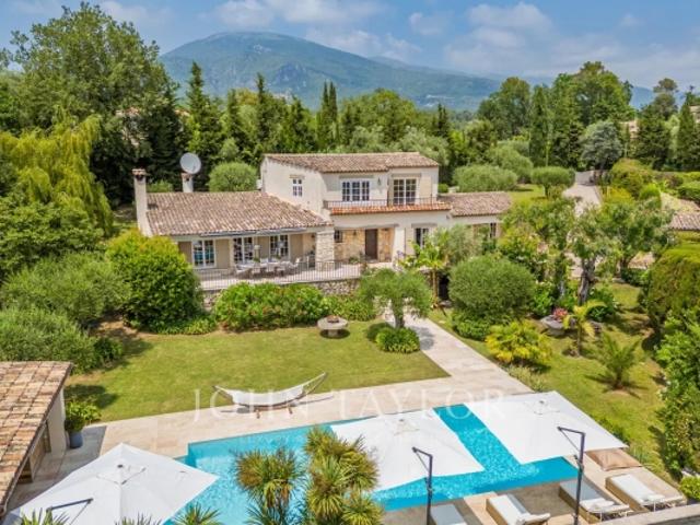 Charmante maison magnifiquement rénovée à Roquefort Les Pins