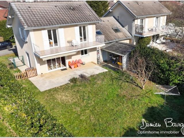 Charmante maison mitoyenne avec grand jardin dans le hameau. 116m² Saint Genis Pouilly